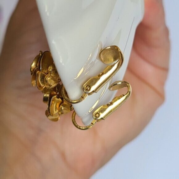 Vintage Retro Coro Clip On Gold Tone Metal Gilded Rose Flower Earrings - Picture 12 of 13